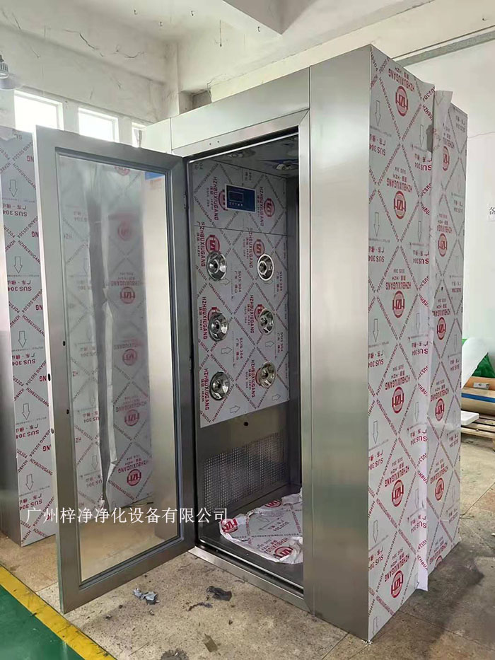風(fēng)淋室的主要功能是通過高速氣流將塵埃和污物吹離工作人員的衣物和身體，從而確保進入潔凈室的環(huán)境符合規(guī)定的潔凈度標準。