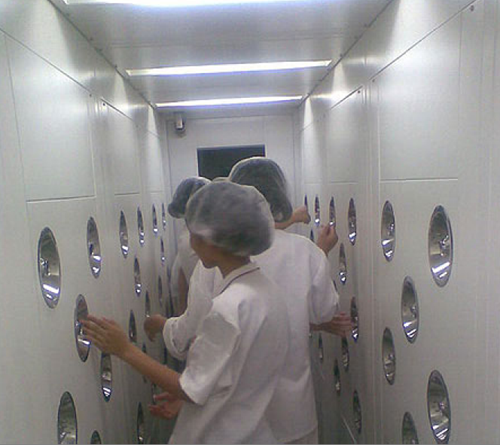 在進(jìn)入風(fēng)淋室之前,必須先脫去個人衣物,更換成潔凈服。 在進(jìn)入風(fēng)淋室之前,必須先脫去個人衣物,更換成潔凈服。