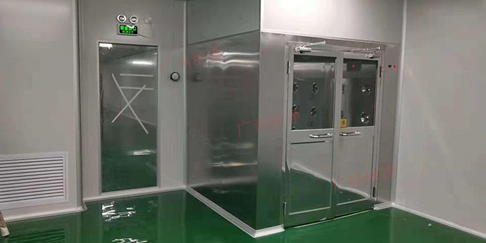 風淋室通過高速氣流對進入潔凈室的人員進行吹淋，有效去除身上的塵埃和微生物，減少污染源進入潔凈室。