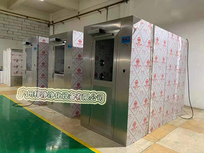 全不銹鋼風淋室通道外觀簡潔、大方，使用壽命長