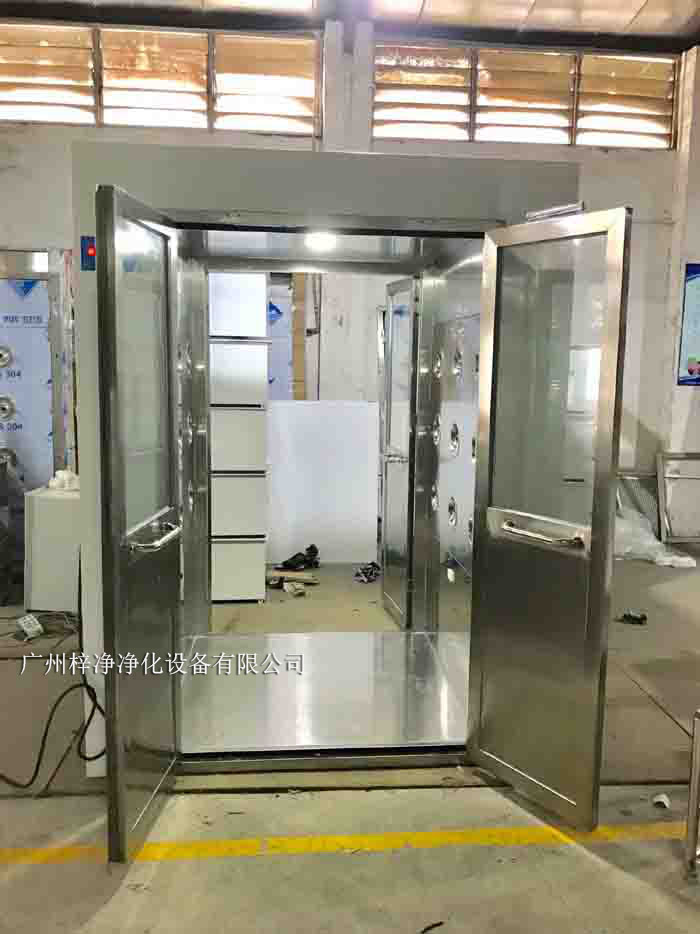 風(fēng)淋室尺寸的準(zhǔn)確性直接影響到凈化效果和使用效率 風(fēng)淋室尺寸的準(zhǔn)確性直接影響到凈化效果和使用效率