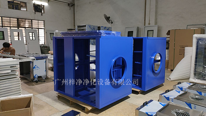 空氣過濾箱內(nèi)部結(jié)構(gòu)裝的初效空氣過濾器,高效空氣過濾器,風(fēng)機(jī)。 空氣過濾箱內(nèi)部結(jié)構(gòu)裝的初效空氣過濾器,高效空氣過濾器,風(fēng)機(jī)。