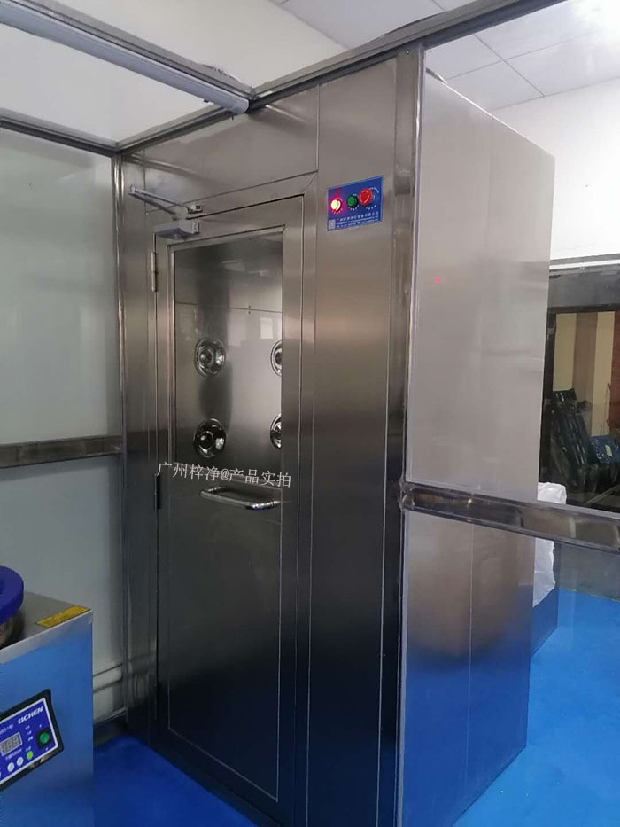 實驗室中的實驗往往對環境要求極高，風淋室的使用可以有效減少實驗過程中的污染，保證實驗結果的準確性